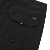 Short de baño azul con cintura elástica, cordón de ajuste blanco y logo de la marca en la pierna derecha.