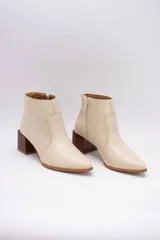 Bota corta plateada de cuero, con punta fina y taco de madera.