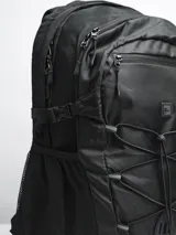 Mochila negra de poliéster ripstop, con compartimento principal amplio, bolsillo frontal con cierre, bolsillos laterales de malla, sistema de elástico frontal en forma de “8” y broches laterales de compresión.