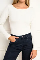 Remera de manga larga color blanco, confeccionada en algodón con elastano para un calce al cuerpo y comodidad.