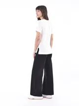 Remera blanca de corte recto, con cuello en V y mangas cortas.