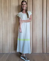 Vestido largo color beige con detalles en amarillo y diseño de punto suave.