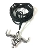 Tiento con dije en forma de cabeza de toro, diseñado en metal plateado con detalles decorativos.