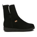 Bota de gamuza color camel con suela de goma, diseño sencillo y fácil de combinar.