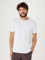 Camiseta básica blanca de manga corta, corte slim fit.