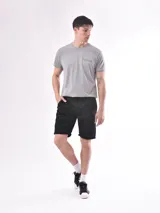 Short negro de poliéster con cintura elástica y cordón ajustable.