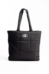 Bolso negro tipo tote bag, acolchado con diseño de cuadrados. Tiene doble asa de hombro y logo estampado en blanco.