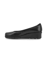 Zapato estilo ballerina color marrón, con taco corrido y punta semi redondeada. Confeccionado en cuero italiano, con calce elastizado, plantilla flexible y suela confortable.