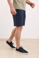 Bermuda azul oscuro con bolsillos cargo laterales.