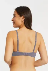Soutien de lycra sin aro y copa formada, marca Montelle. Color violeta. Abrocha detrás en tres posiciones.