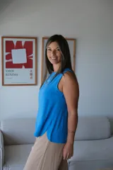 Musculosa sin mangas color azul francia, con escote redondo y corte holgado.