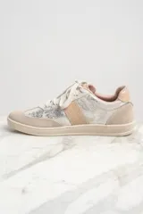Zapatillas urbanas de cuero color beige con detalles plateados y laterales en cuero color piel de cocodrilo.
