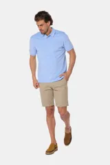 Bermuda clásica color beige confeccionada en algodón con elasticidad, con bolsillos laterales y detalle en bolsillo trasero.