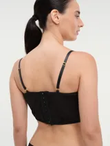 Corset blanco de satén con tirantes finos regulables y ballenas verticales.