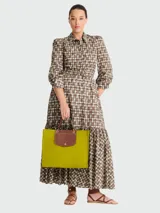 Bolso shopper Longchamp modelo Le Pliage Cabas L, color verde lima con detalles en cuero marrón.