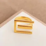 Anillo dorado de acero quirúrgico con baño de oro 18k, con diseño geométrico rectangular.