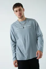 Remera celeste de manga larga con cuello redondo y estampado frontal con texto "New York NY 10038"