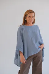 Blusa celeste de lino, de corte amplio y mangas 3/4.