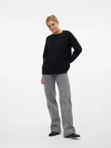 Sweater negro de punto con cuello redondo, mangas largas y hombros caídos.