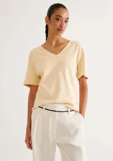 Blusa color negro de manga corta con cuello en V y corte oversized.