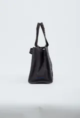 Cartera tipo tote bag color gris oscuro con estampado del logo de la marca en el frente y en las asas.