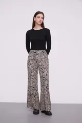 Pantalón de viscosa con estampado abstracto en tonos beige y negro, de corte palazzo y cintura con lazo ajustable.