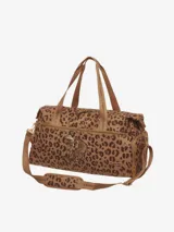 Bolso de viaje con estampado animal print en tonos marrones, con bordado frontal de un yaguareté y hongos. Tiene doble asa de mano y correa larga regulable con el logo de la marca.