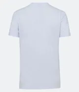 Remera celeste de media malla con cuello redondo y mangas cortas dobladas.
