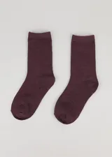 Medias de media caña lisas en color violeta, ideal para uso escolar.