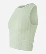 Blusa cropped sin mangas color verde claro, con escote halter y textura de punto abierto.