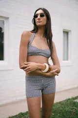 Short tiro medio de lycra con estampado de cuadrillé azul marino y blanco.