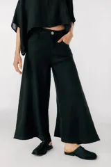 Pantalón marrón de lino, corte palazzo y tiro alto.