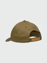 Gorro con visera color verde oliva con logo bordado en blanco.