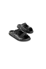 Sandalias planas negras de cuero con múltiples correas ajustables con velcro.