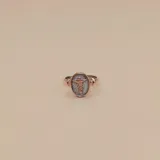 Anillo de plata 925 con apliques en oro 9k, con diseño de caduceo en el centro.