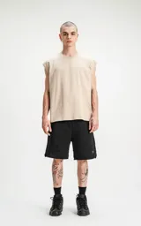Musculosa color beige de corte recto y cuello redondo.