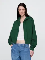 Canguro verde oscuro con capucha, cierre frontal y bolsillos tipo canguro.