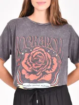 Remera de manga corta, corte holgado y efecto gastado (acid wash) en color gris oscuro. Estampado frontal con una rosa roja, estrellas y el texto "ROCK & ROLL" y "make some noise".