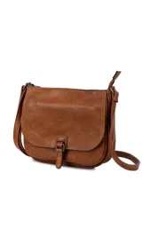 Bandolera marrón de cuero sintético con correa larga regulable, tapa con broche metálico, bolsillo principal con cierre y bolsillos internos organizadores.