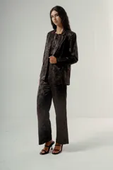 Blazer de mujer con silueta relajada y diseño sastrero, confeccionado en tejido negro con estampado jacquard floral.