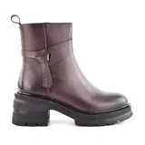 Bota corta de cuero color marrón con correa decorativa y hebilla lateral. Tiene suela track y taco ancho.