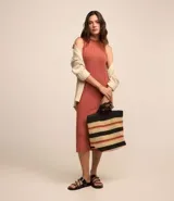Vestido midi negro de punto acanalado, sin mangas y con cuello alto.