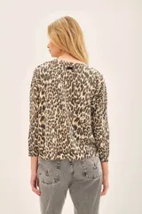 Sweater de poliéster, acrílico, poliamida y lana con estampado animal print, cuello redondo y corte relajado.