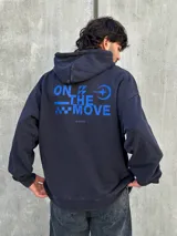 Canguro negro con capucha ajustable con cordones, bolsillo tipo canguro y logo bordado en azul en el pecho.