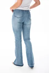 Pantalón de jean de corte acampanado, color celeste claro.