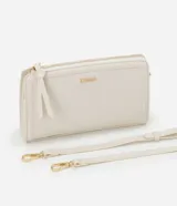 Cartera bandolera pequeña de poliuretano negro, con correa larga y cierre de cremallera.