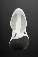 Zapatilla deportiva para correr largas distancias, color gris y negro, con parte superior de tejido de punto transpirable y suela de TPE-A. Cuenta con placa de carbono interna, plantilla interior OrthoLite®, stack de 39 mm y drop de 8 mm. Marca Zara Athleticz.