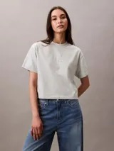 Remera verde agua de algodón, corte cropped y calce holgado. Tiene cuello redondo y logo de la marca bordado en el frente.