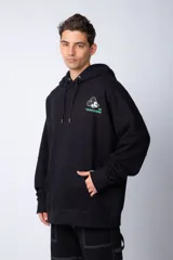 Buzo canguro negro de algodón friza, corte oversize y estampa de Mickey Mouse con detalles en verde.