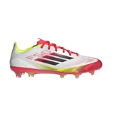 Championes de fútbol Adidas F50 PRO FIRM GROUND CLEATS, con exterior liviano Fibertouch con textura Sprintweb 3D y lengüeta Túnel de ajuste de compresión. Suela Sprintshell 360 optimizada para terreno firme. Diseño en blanco, rojo, amarillo y negro.